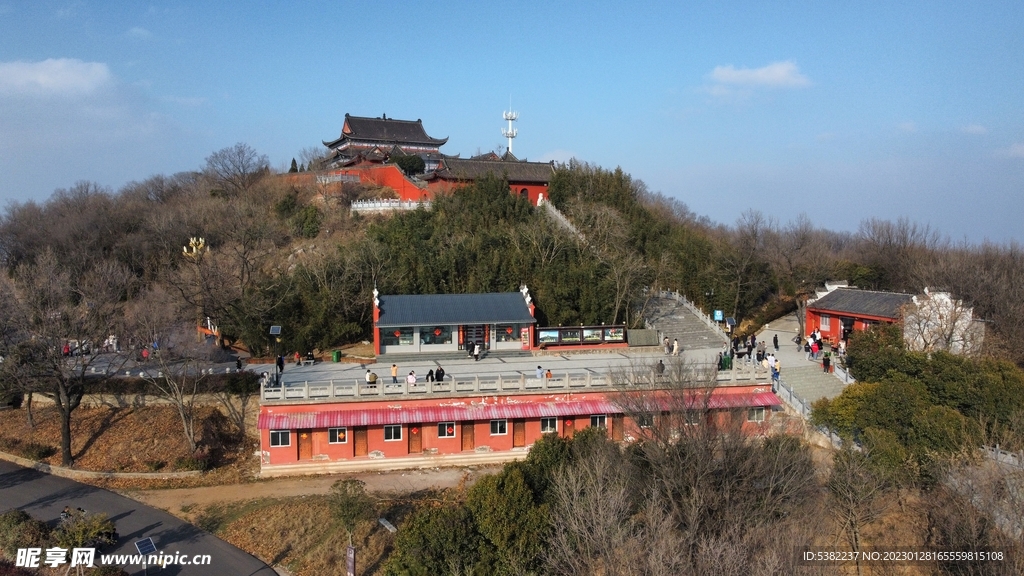 航拍安山顶庙