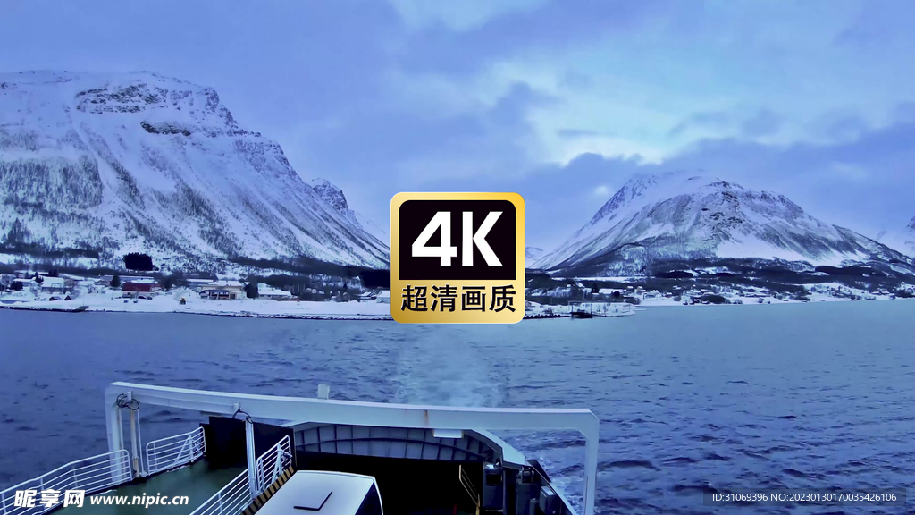 湖面上行驶的船舶