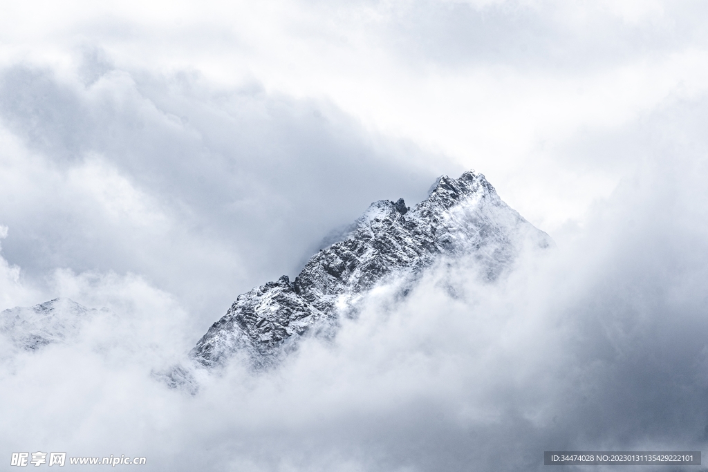 雪山云雾图