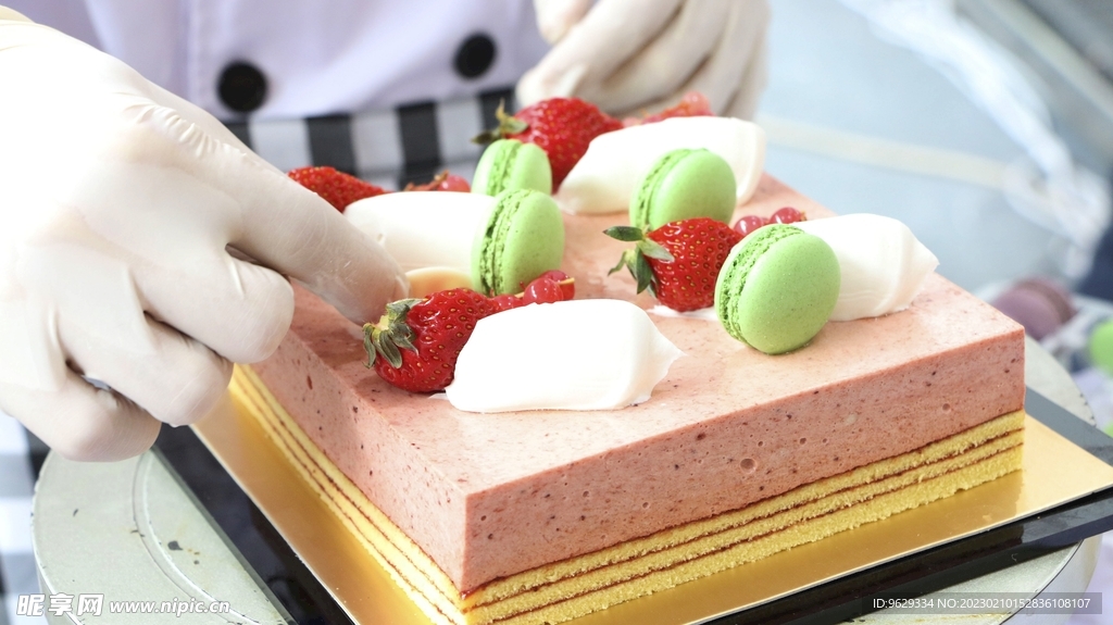 厨师制作蛋糕