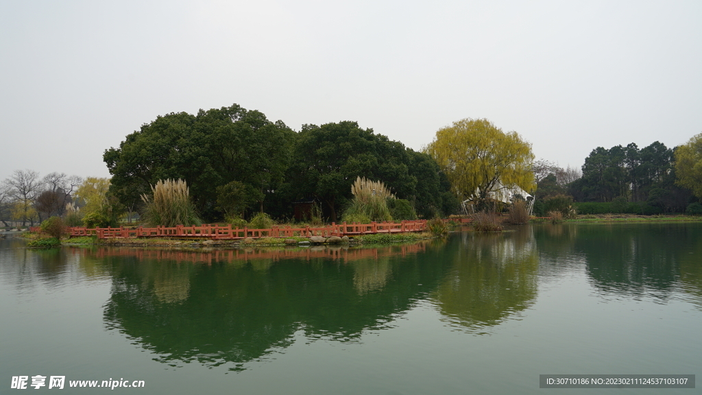 公园湖中小岛