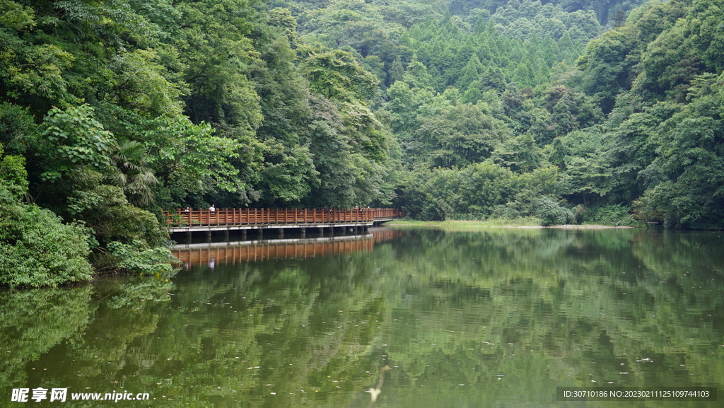 山里的湖泊
