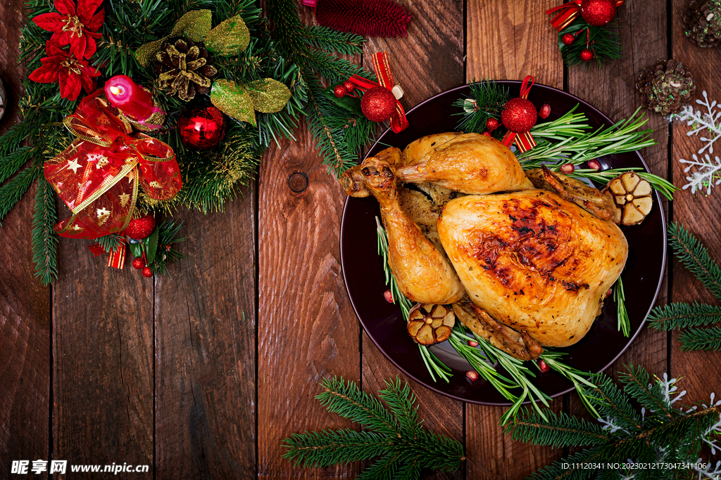 圣诞节松枝装饰与烤鸡