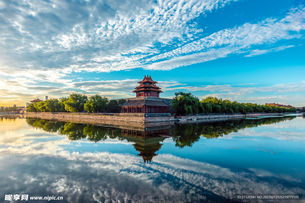 早晨蓝天白云下的故宫角楼