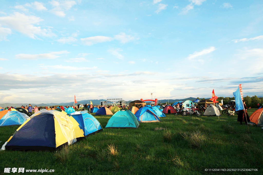 公园里露宿的帐篷