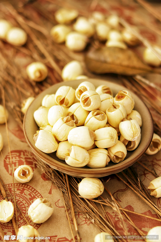 碗中盛放的莲子