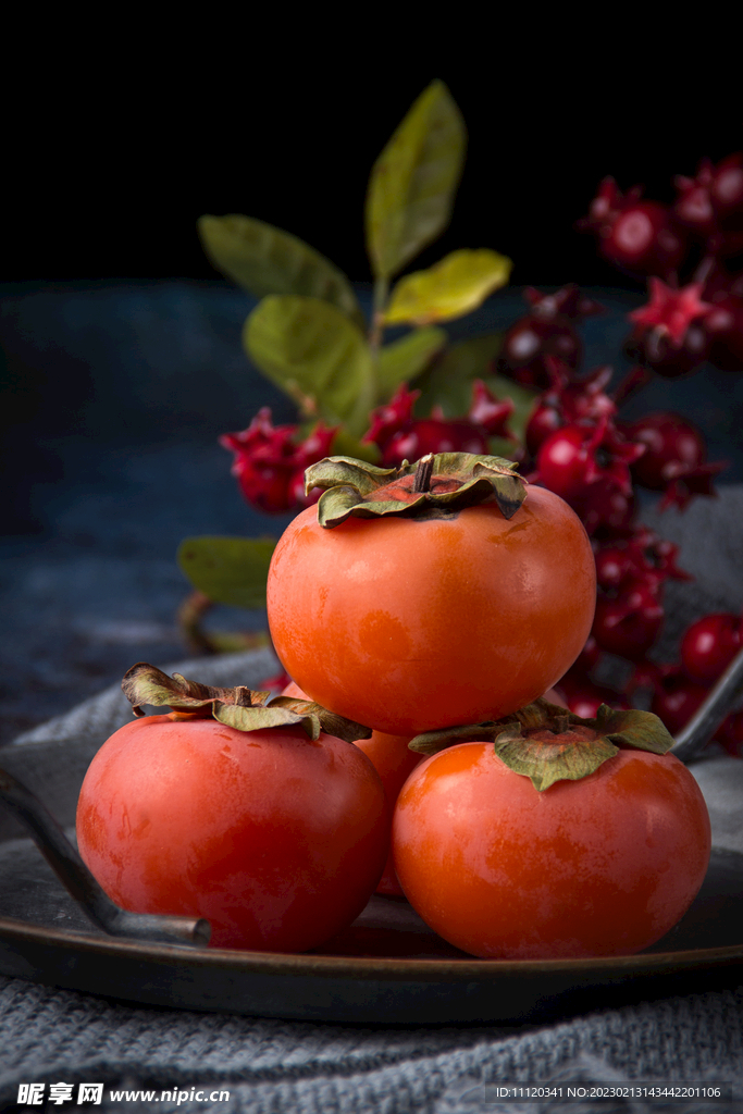 表面有白霜的几个柿子特写