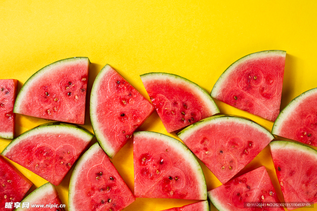 黄色背景上的新鲜西瓜摄影