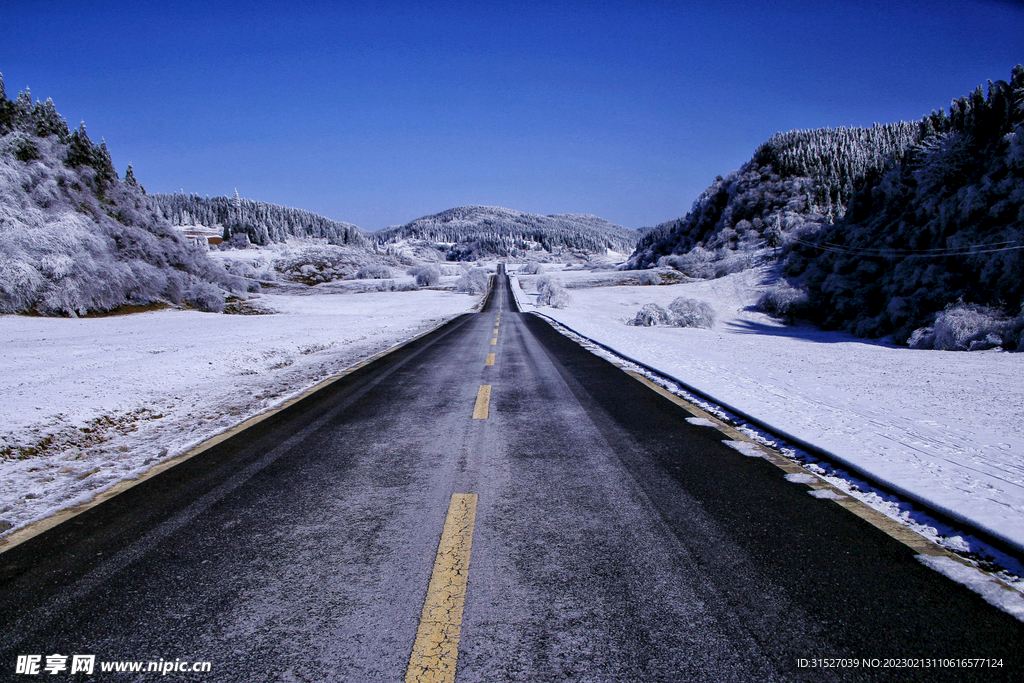 公路雪景