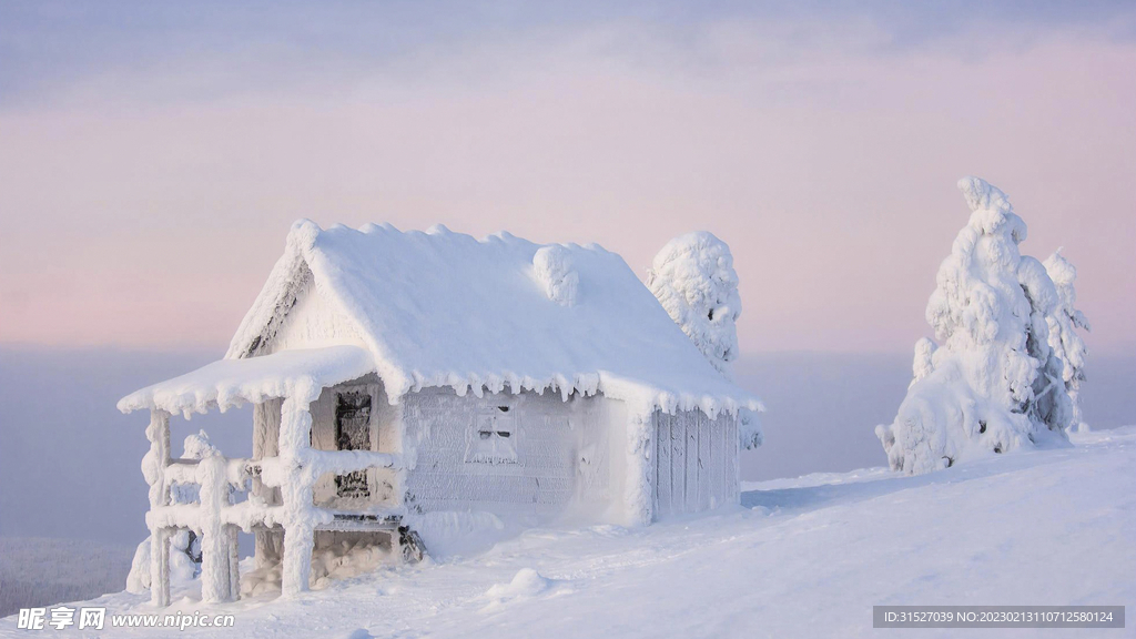 被雪覆盖的小屋