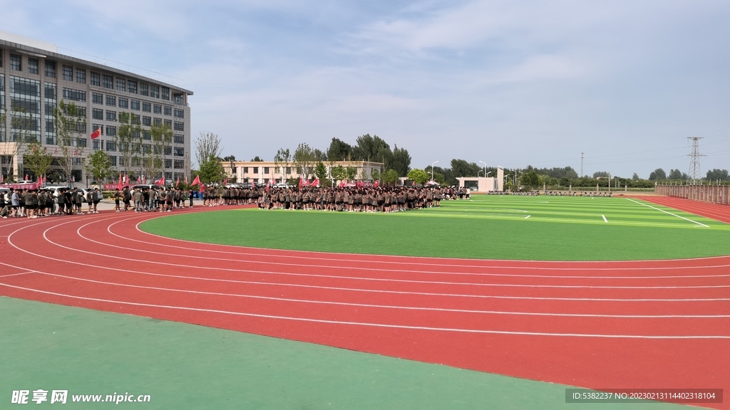 学校操场军训一角