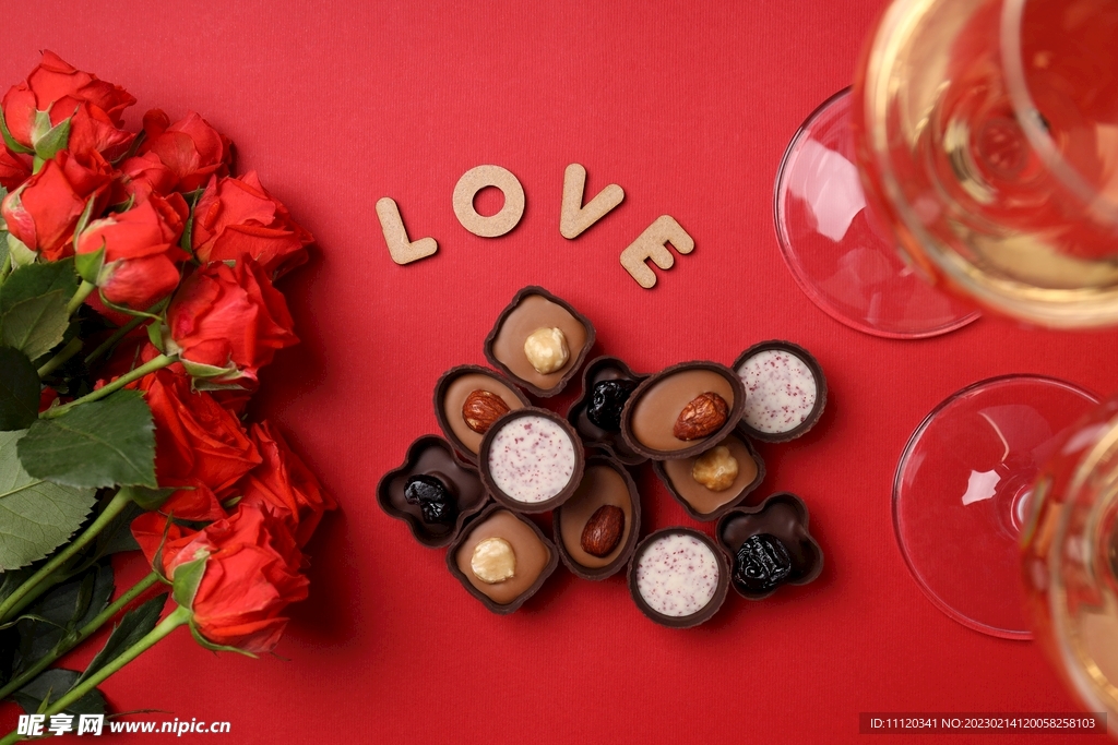 玫瑰花高脚杯与巧克力摄影高清图