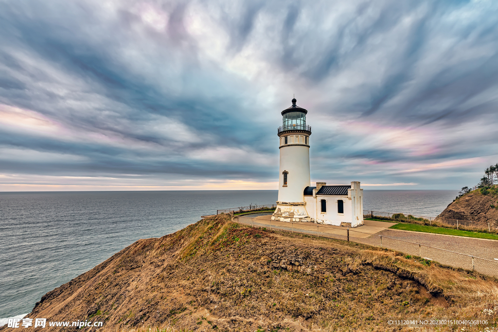 海岸上建造的灯塔风光
