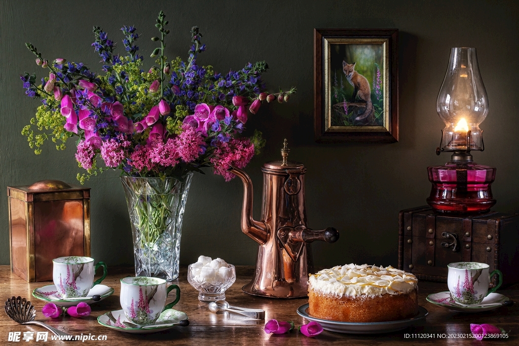 餐桌上的插花与蛋糕等摄影