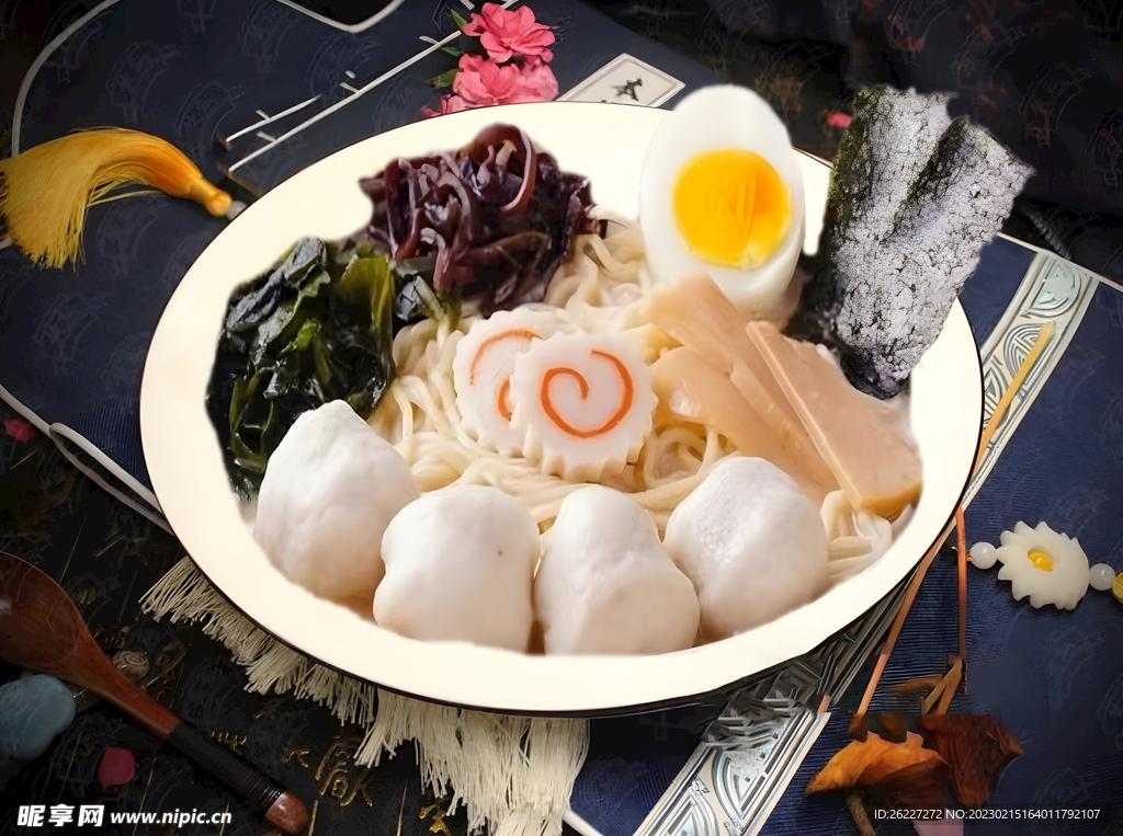 黄金鱼蛋豚骨拉面