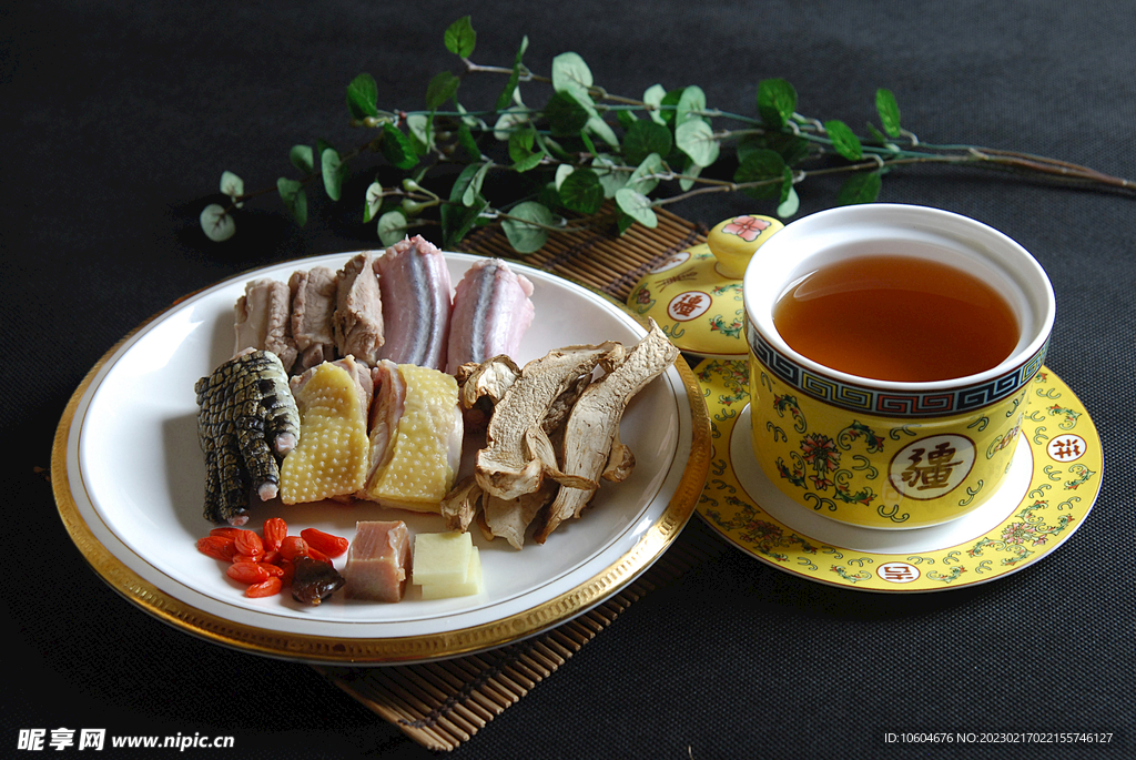 松茸鄂鱼炖蛇