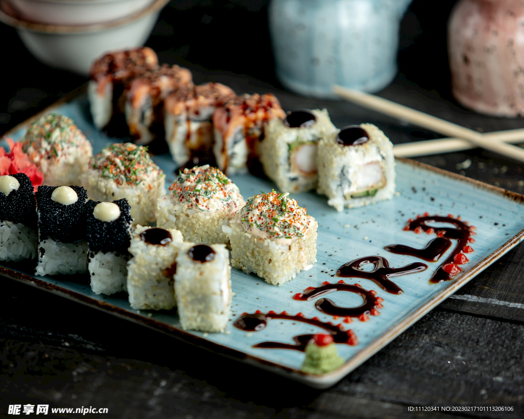 佐以酱料的寿司卷特写摄影