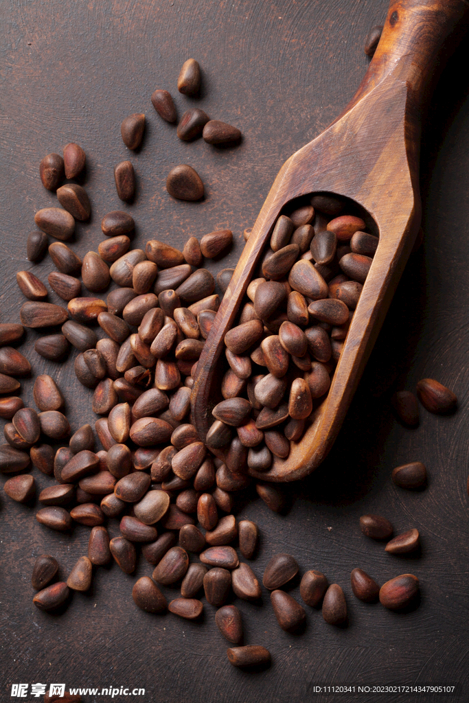 木铲里的优质松子特写摄影