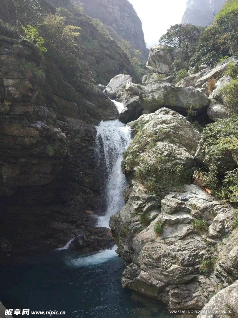 山石小溪