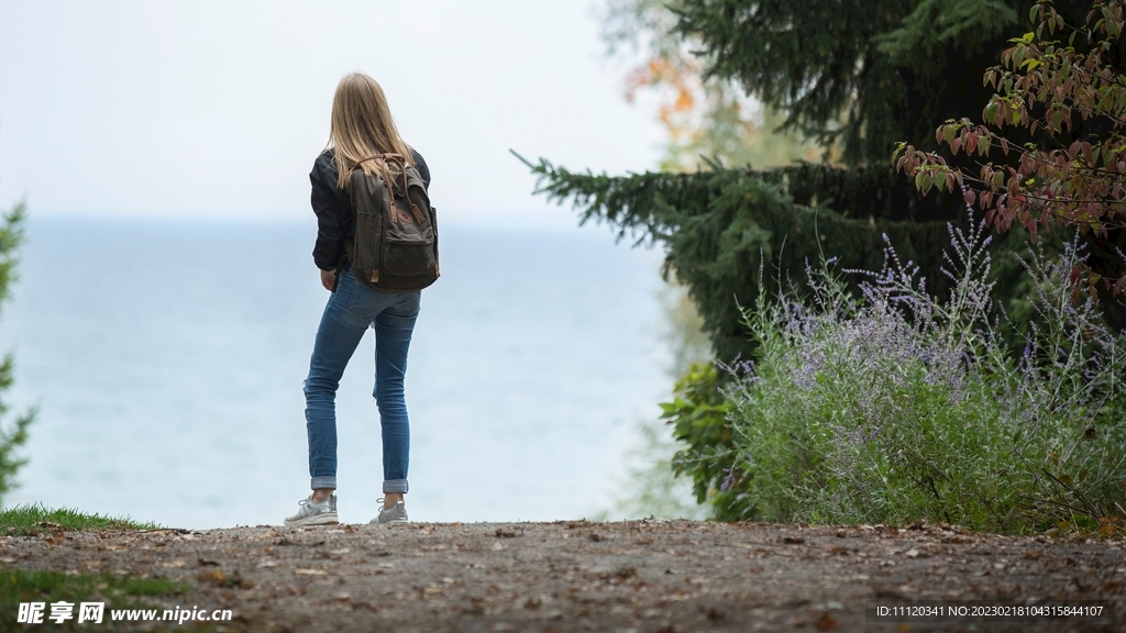 在海岸边的双肩包美女摄影