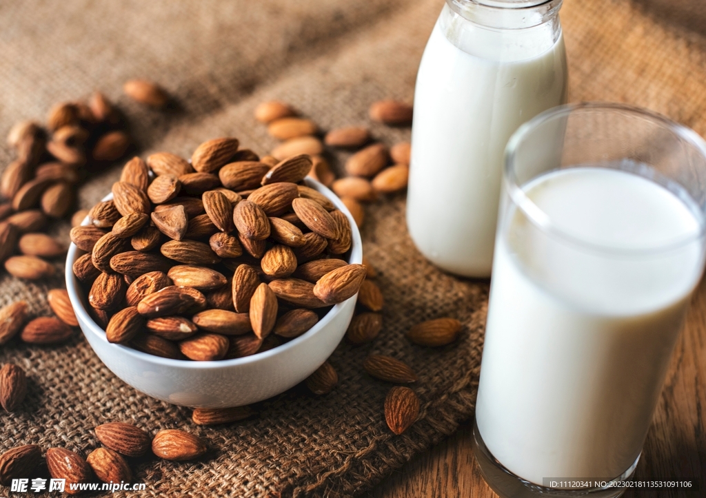 杏仁与早餐喝的牛奶