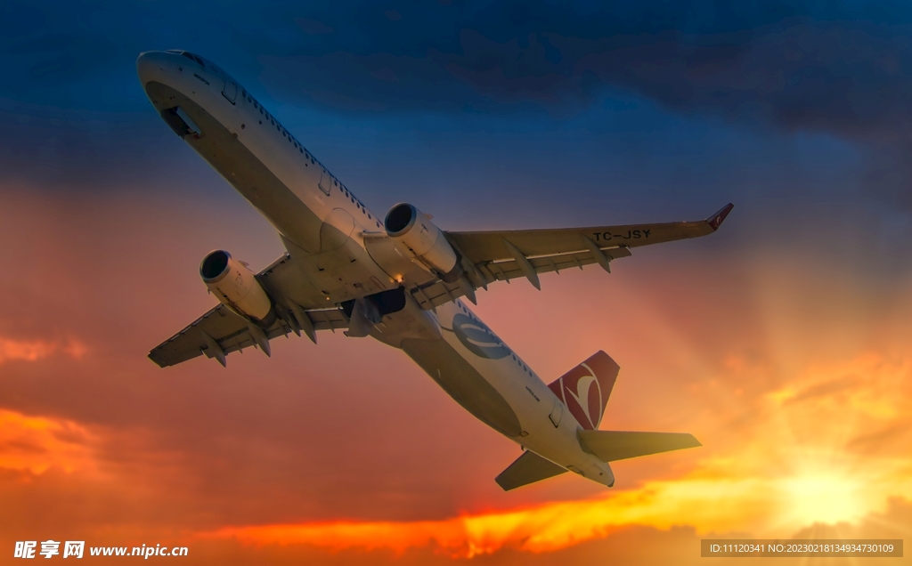 黄昏天空飞机摄影图片