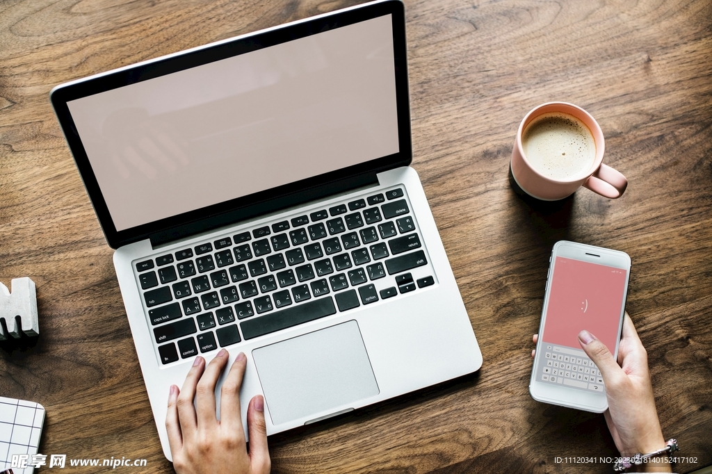 桌上笔记本电脑与手机