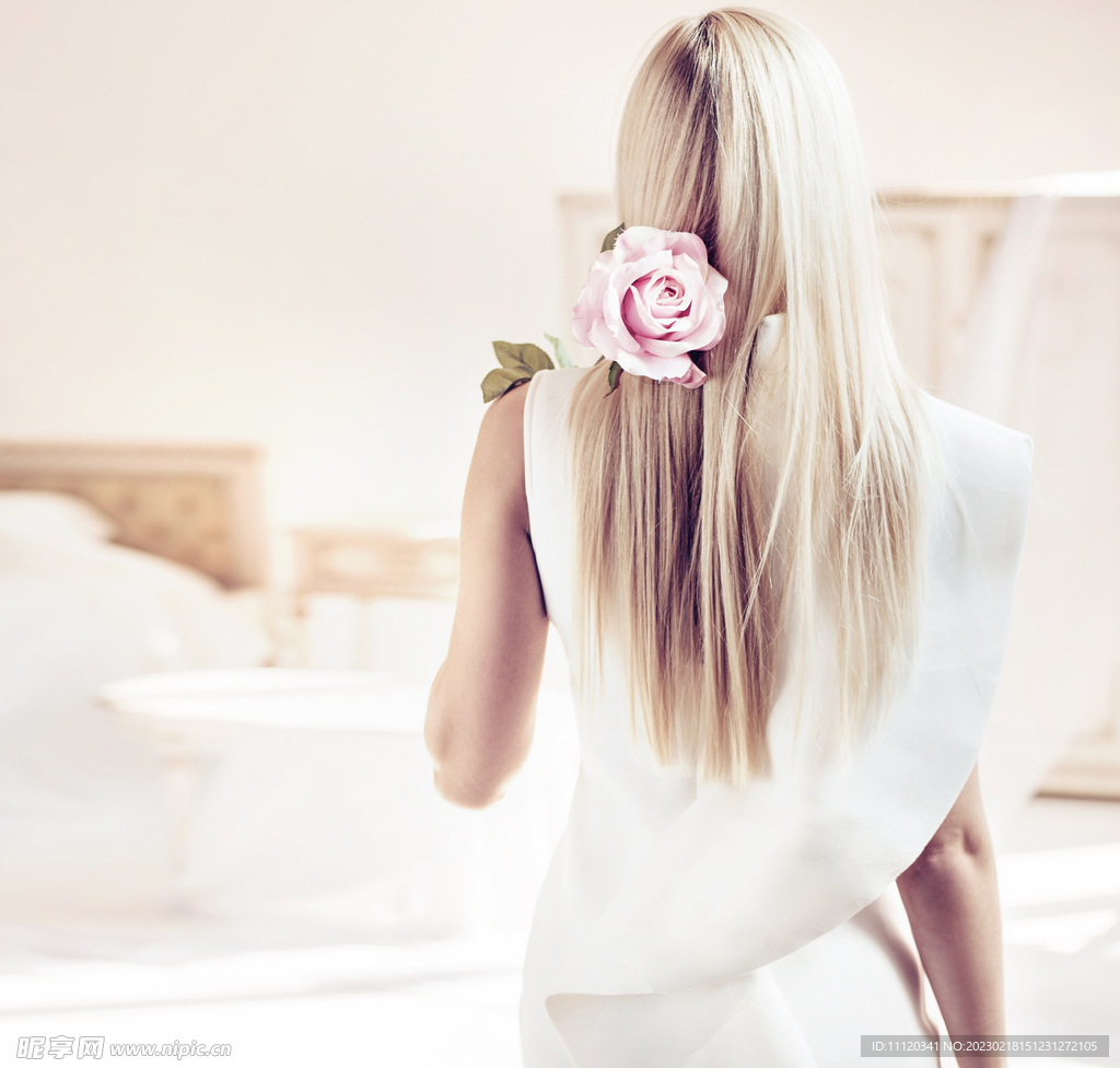 在肩上放着鲜花的美女