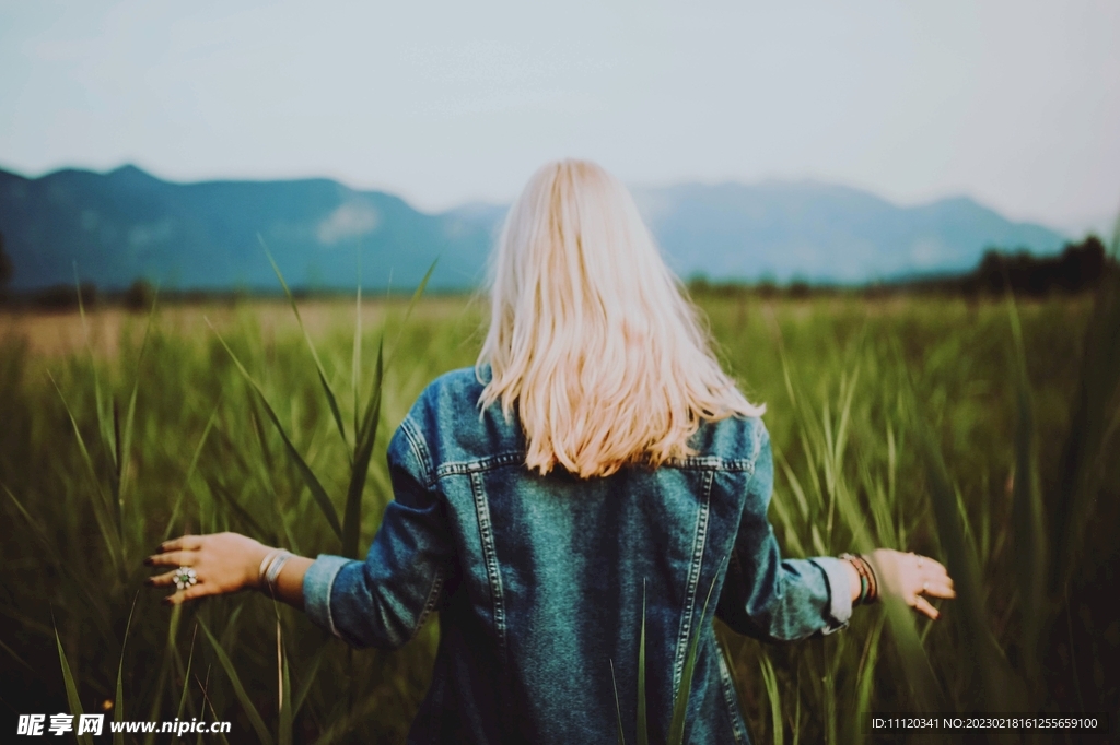 走向农田的披肩发美女摄影高清图