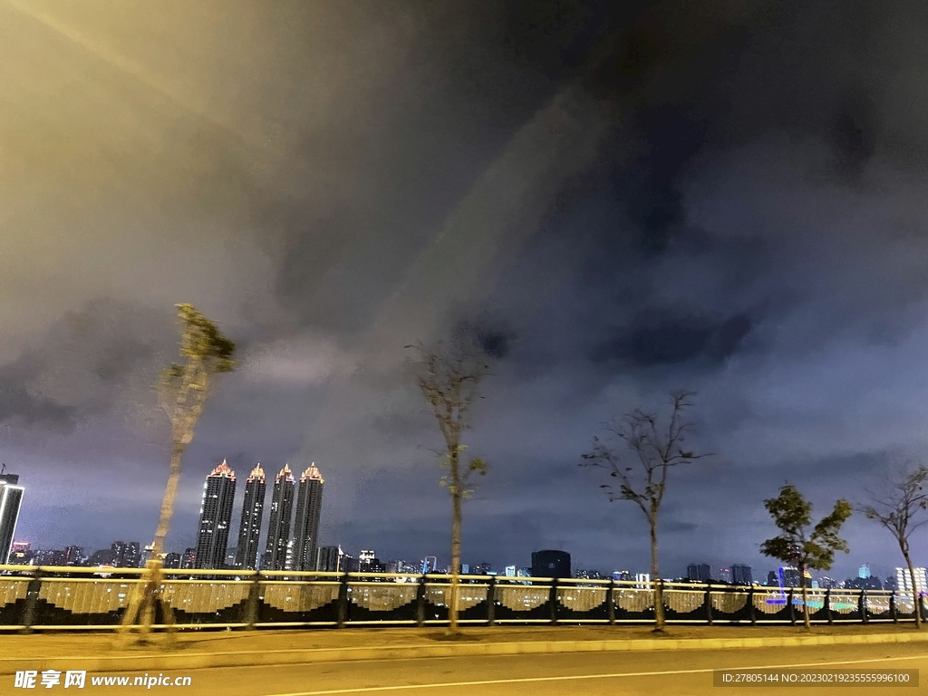 路边晚景