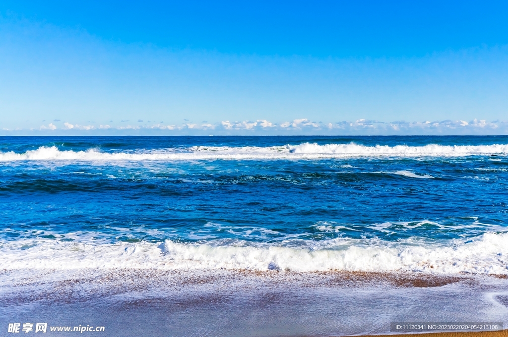 蓝色天空大海波涛汹涌图片
