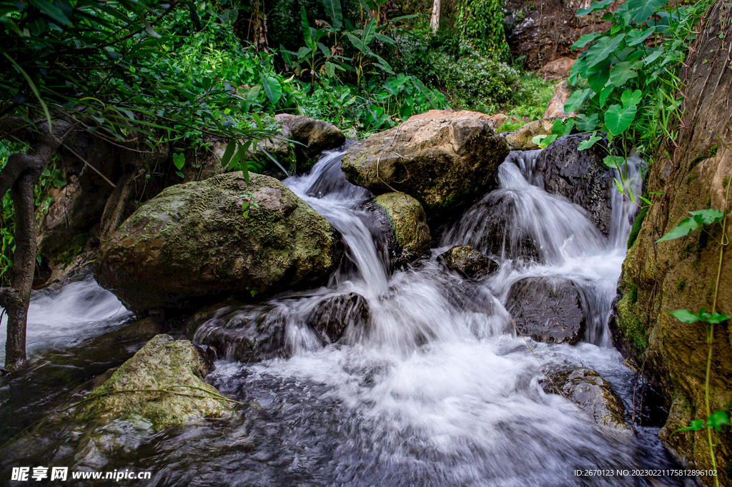 山涧溪流