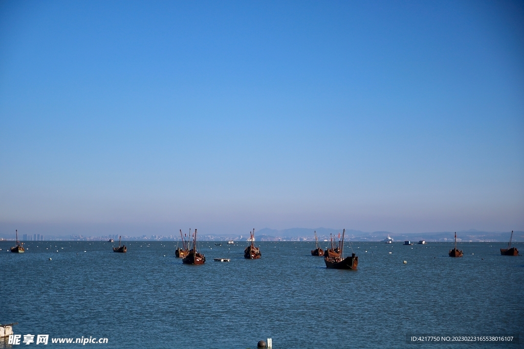 蓝天海洋和渔船