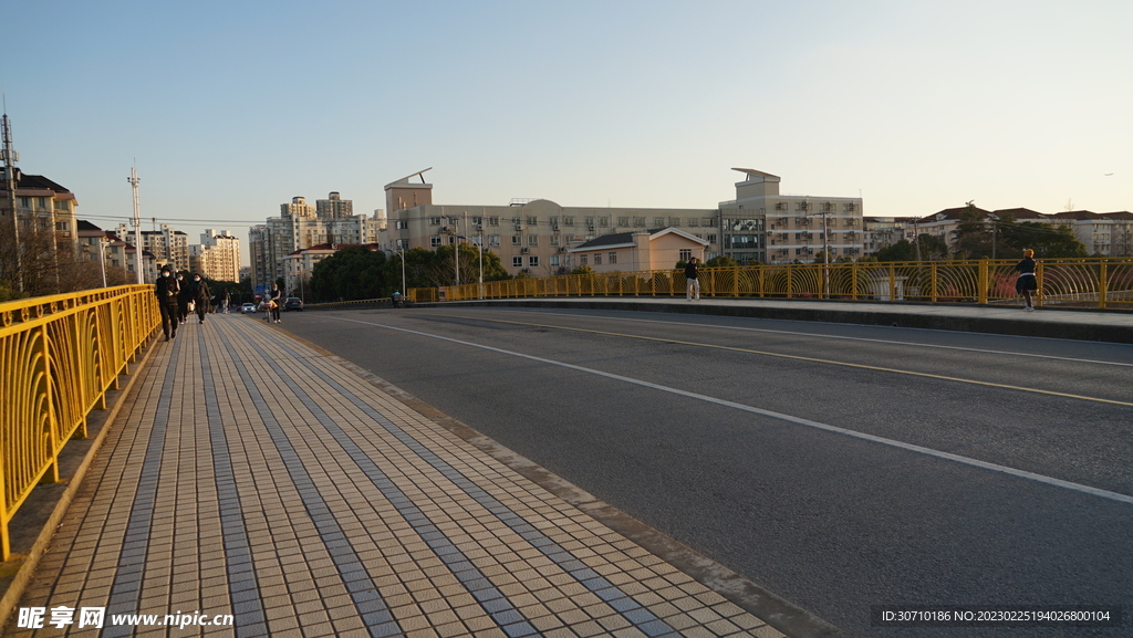 大桥上的马路