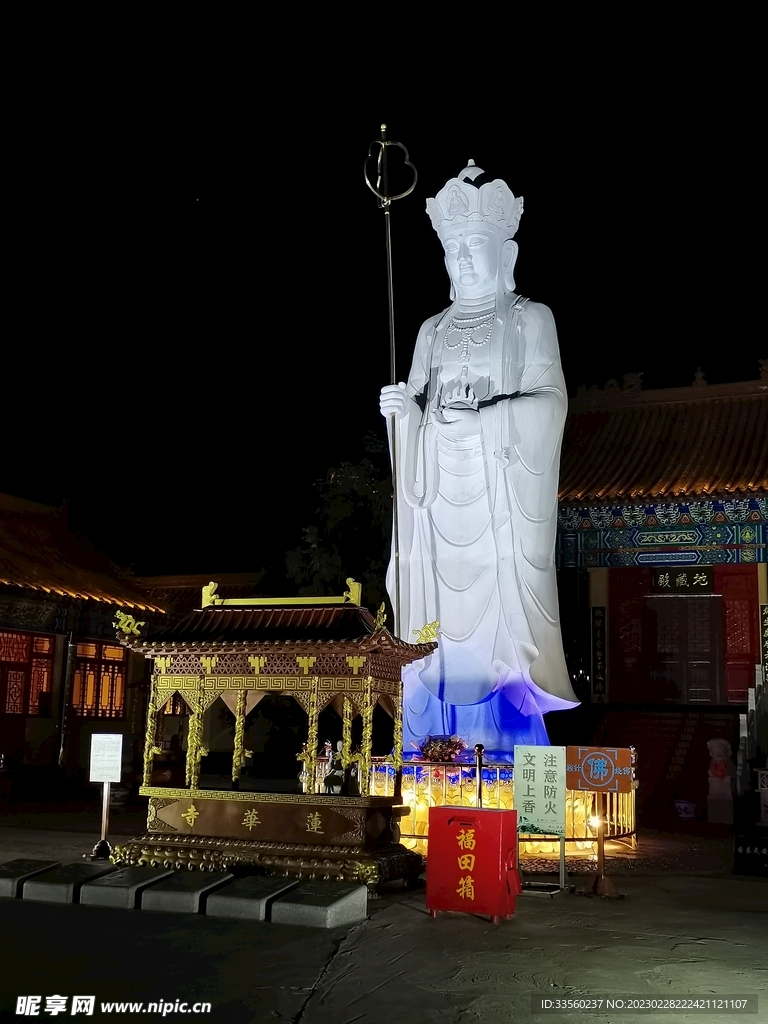 夜晚的石像