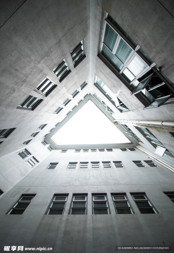 仰视天空建筑         