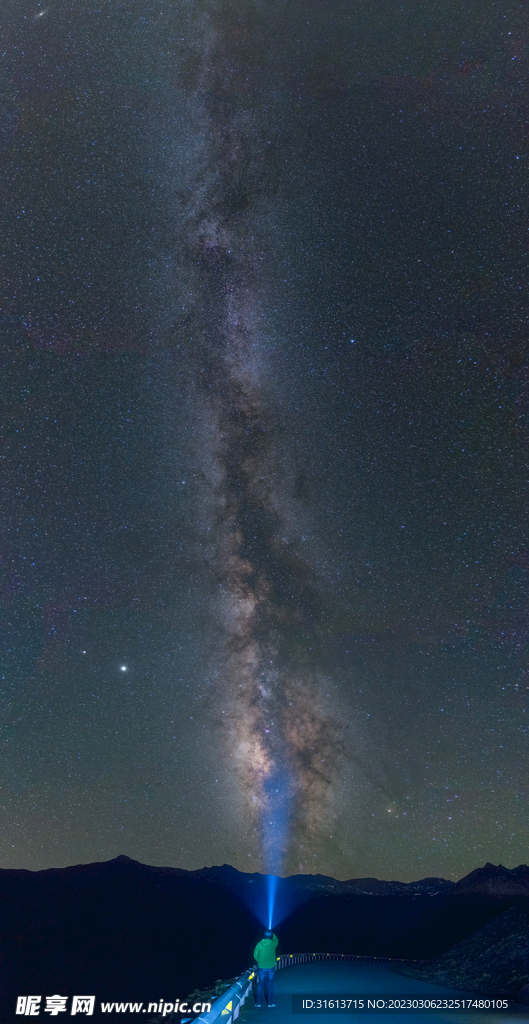 中国四川川西巴朗山银河星空公路