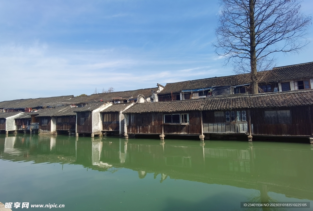 乌镇旅游绿水古建筑倒影