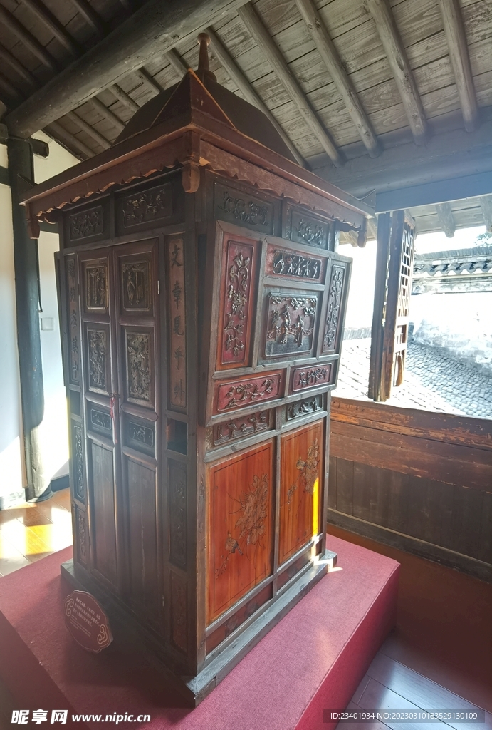 乌镇旅游复古木雕花轿