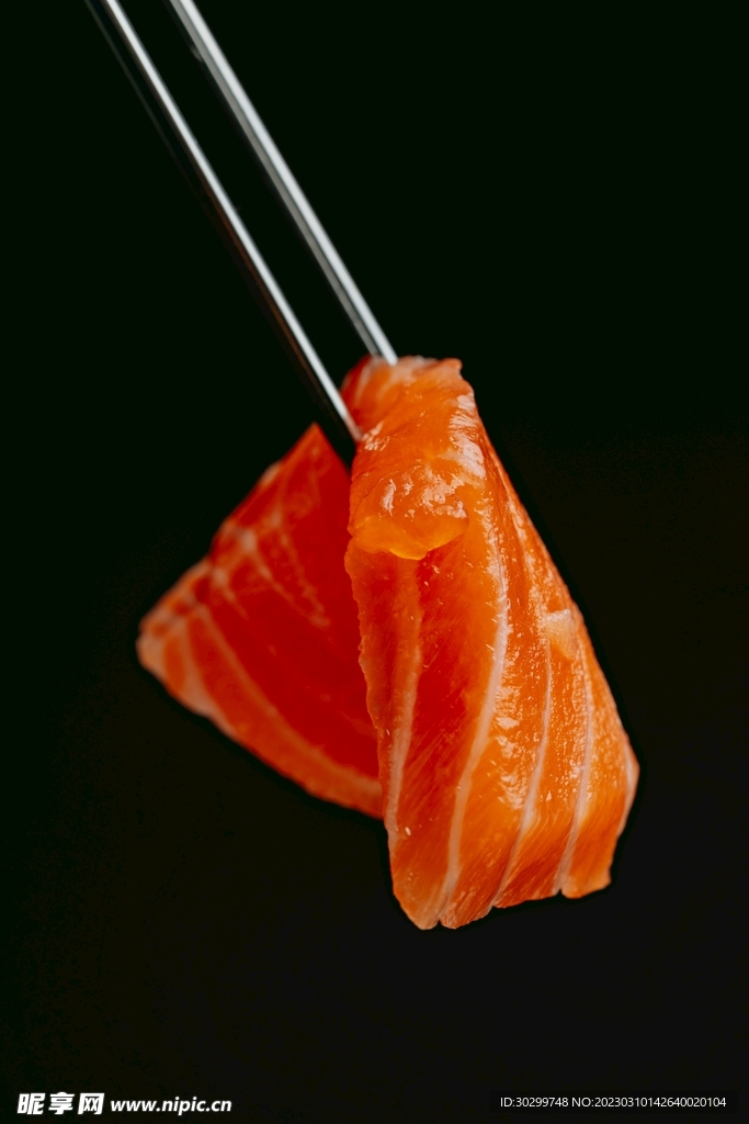 高清黑色背景筷子夹三文鱼