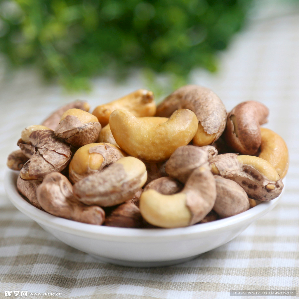 盘子里的腰果摄影图
