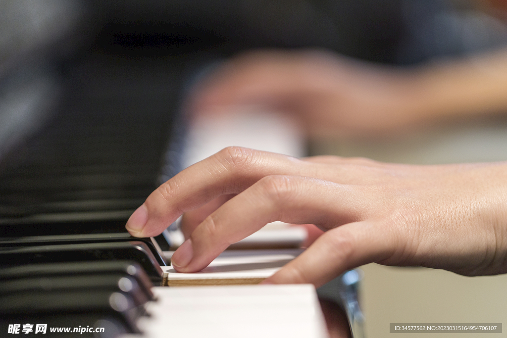 弹钢琴