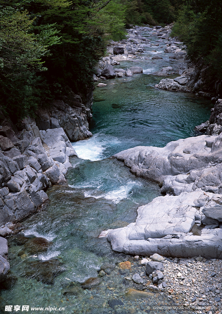 溪水