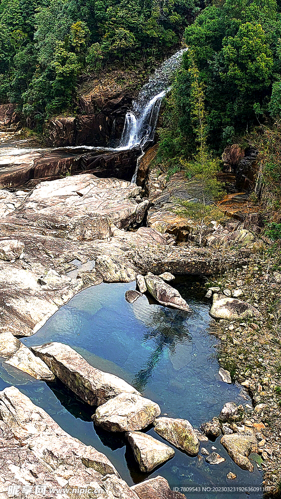 小山间