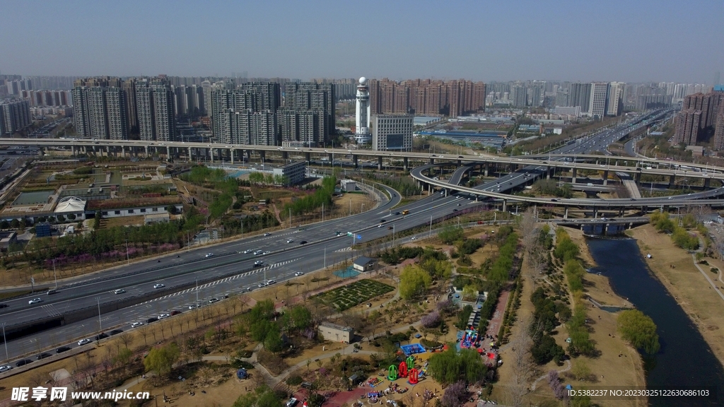 航拍郑州城市公园春天