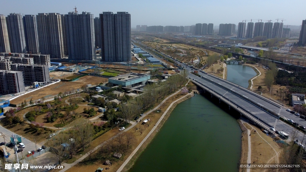航拍郑州城市公园春天