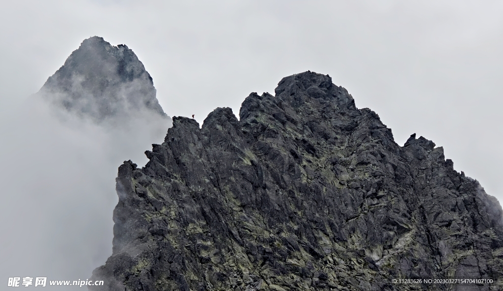 黑色山峰云气