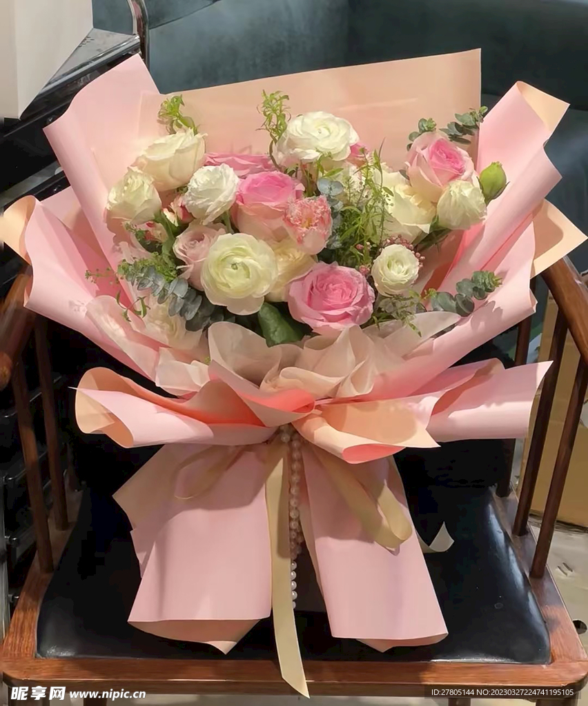 粉色包装花束