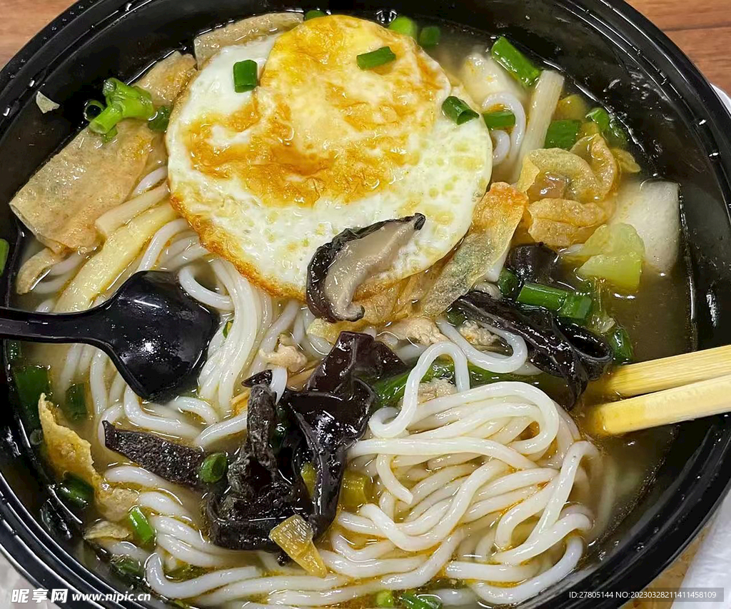煎蛋螺蛳粉