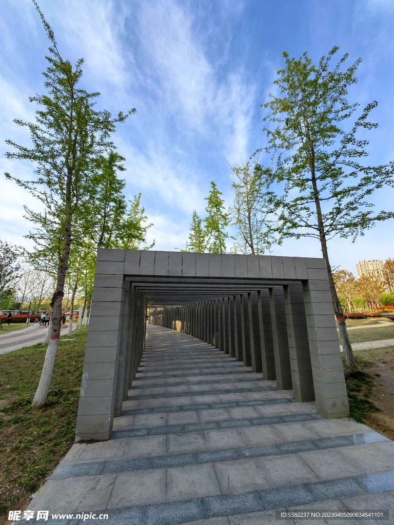 蓝天白云春天城市公园艺术长廊